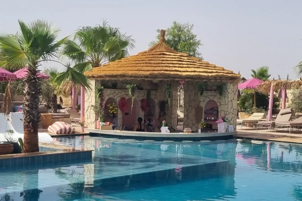 Bar piscine les pieds dans l'eau, toit en chaume à La Secret Beach Marrakech