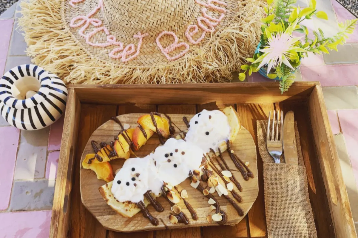 Crêpe gourmande servie à la piscine chauffée femmes à La Secret Beach Marrakech