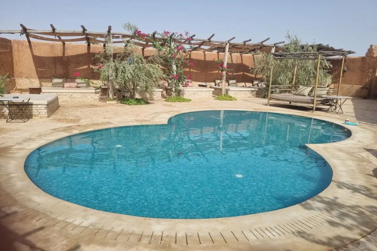 Espace pataugeoire beds familles enfants secret beach marrakech