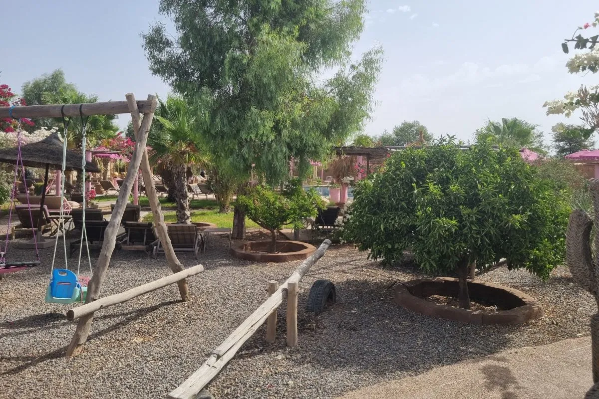 Jeux enfants devant espace pataugeoire secret beach marrakech