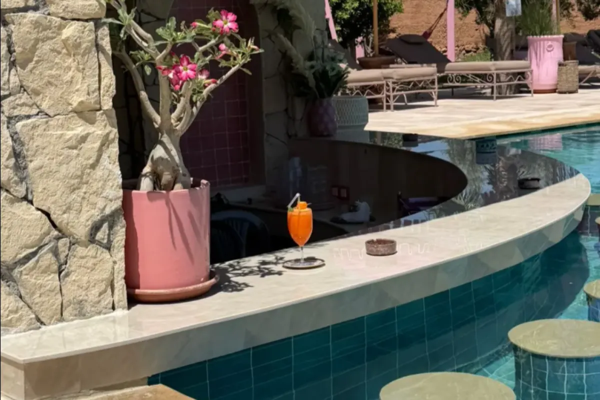 Cocktail servi au bar piscine dans l'eau à La Secret Beach Marrakech