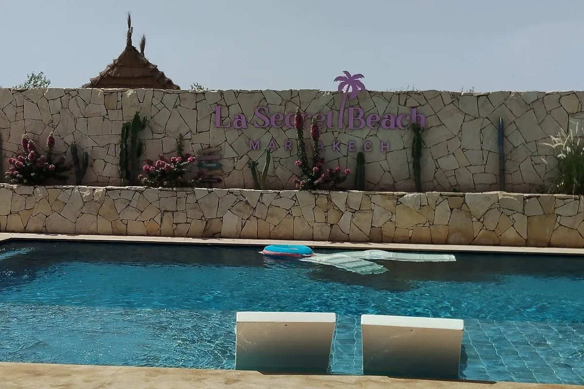La Bali Pool et son enseigne murale à La Secret Beach Marrakech