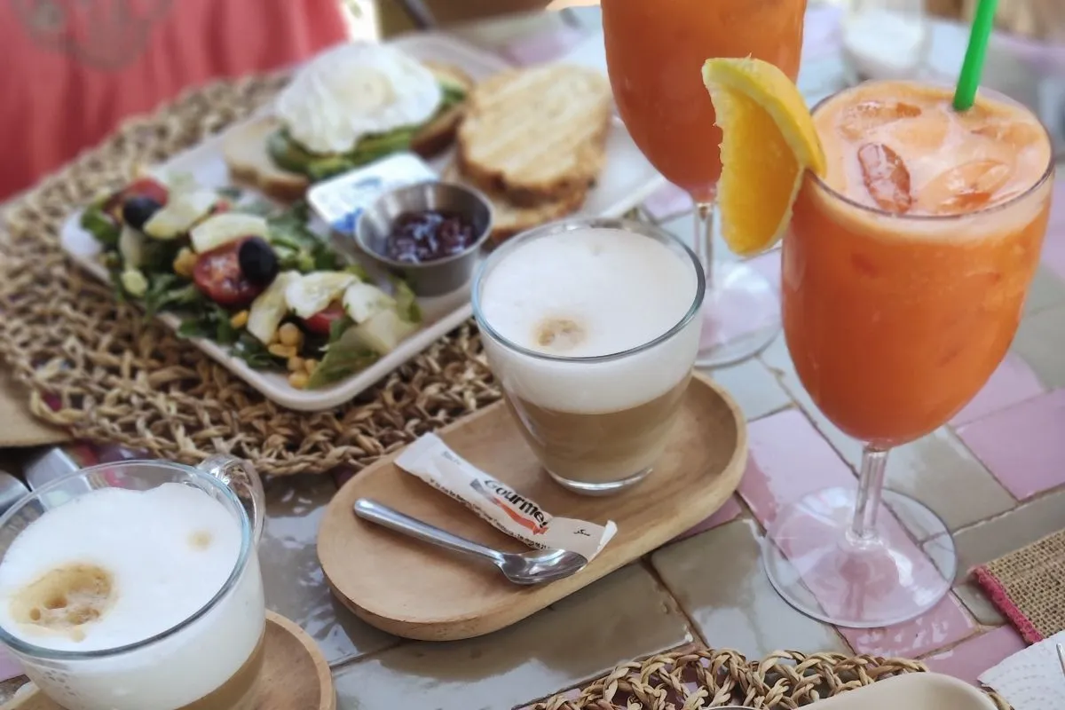 Petit-déjeuner Le Petit Paris – jus detox et café La Secret Beach — La Secret Beach, beach club 100 % femmes à Marrakech