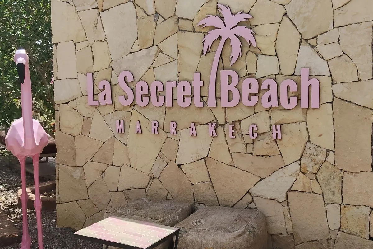 Enseigne La Secret Beach Marrakech avec flamant rose décoratif — La Secret Beach, beach club 100 % femmes à Marrakech