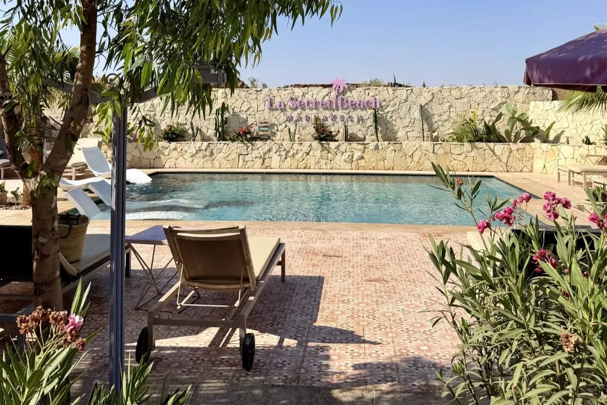 Transats et végétation autour de la Bali Pool à La Secret Beach Marrakech